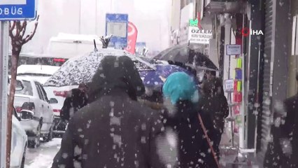 Van’da lapa lapa kar yağdı...Vatandaşlar çocuklar gibi eğlendi