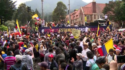 Nutrida marcha con artistas aviva protesta contra gobierno en Colombia