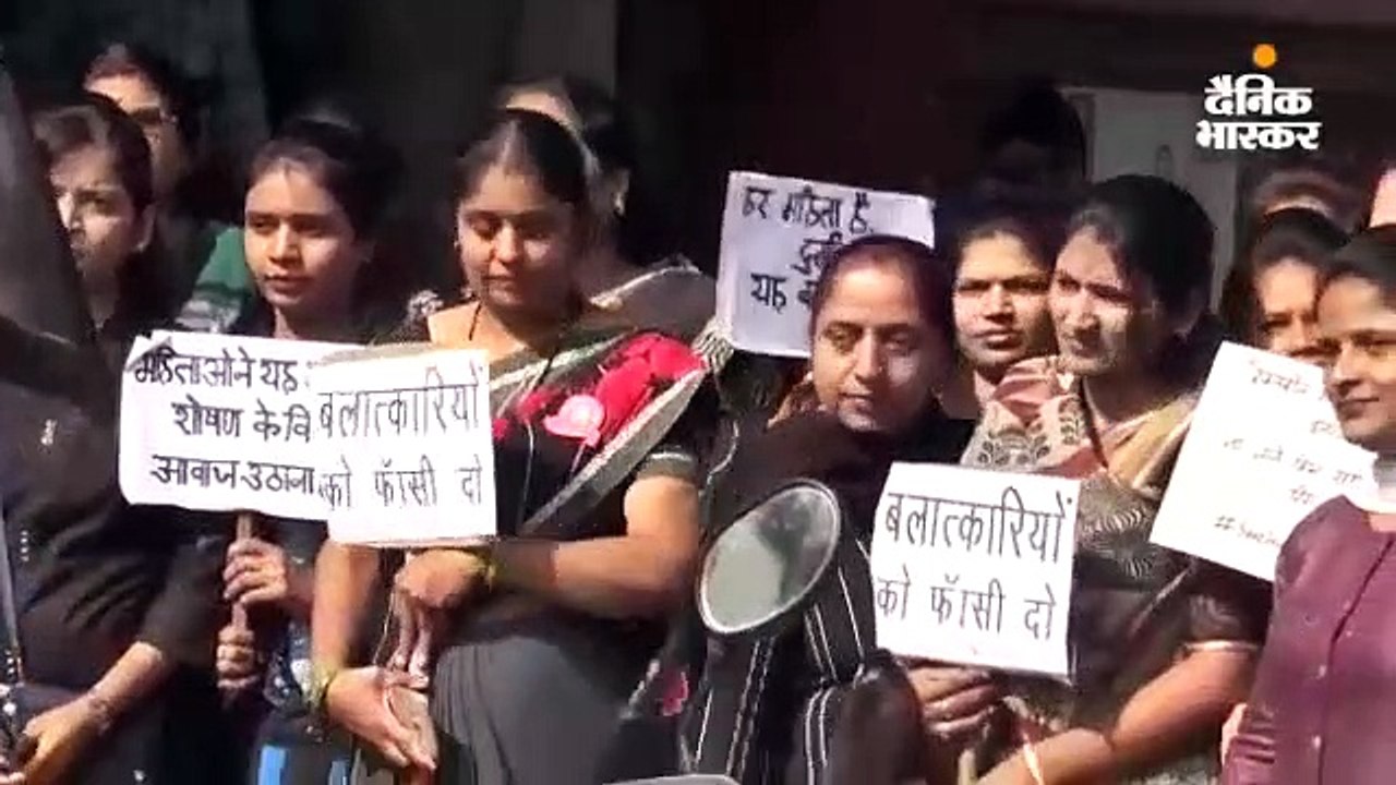 रेप पीड़िताओं को न्याय में देरी से गुस्साई महिलाओं ने निकाली स्कूटर रैली, कहा - 6 महीने में अपराधियों को हो फांसी