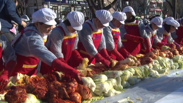 [울산] 현대중, '사랑의 김치 담그기'...이웃에 전달 / YTN