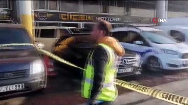 Bağcılar ‘da iki kişi arasında bilinmeyen bir nedenle silahlı kavga çıktı. Kavgada bir kişi hayatını kaybederken, olay yerine polis ve sağlık ekipleri sevk edildi.