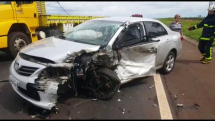 Corolla atinge lateral de carreta no Contorno Oeste