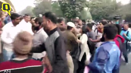 下载视频: Lathicharge in JNU Students’ March to Rashtrapati Bhavan | The Quint