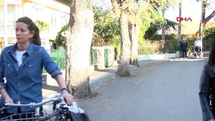 Ölen ingiliz eski istihbarat subayının büyükada'daki evinin önünde gizemli kadın