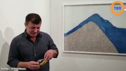 Il mange une banane à 120.000 dollars exposée à Miami en tant qu'oeuvre d'art !