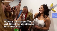 Bir sanatçının 120 bin dolarlık 'Duvara bantlanmış muz'u yemesi sonrası eser polis korumasına alındı