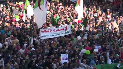 شباب الجزائر يرفضون عودة "النظام الحاكم"