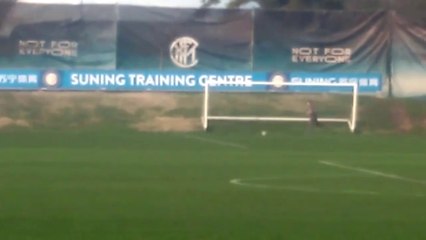 STEFANO SENSI AD APPIANO: SI ALLENA A PARTE E TOCCA IL PALLONE.