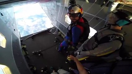 Ces deux hommes jouent au tennis dans le ciel