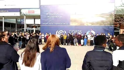 Jóvenes activistas danzan en la Cumbre del Clima