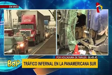 Volcadura de tráiler restringe acceso a avenida Circunvalación