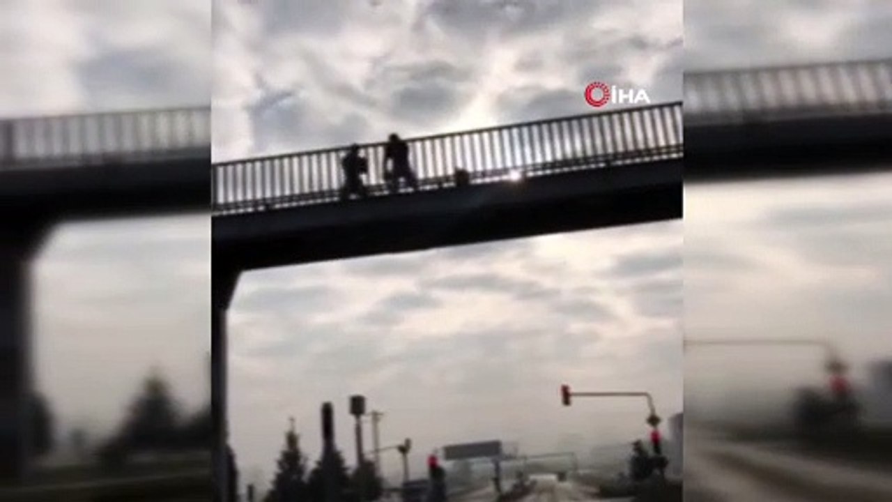 Üst geçide çıkıp boks yaptılar