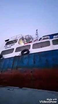 Indonésie: un chalutier amarré sur le quai a chaviré puis coulé.