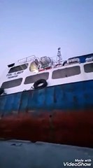 Indonésie: un chalutier amarré sur le quai a chaviré puis coulé.