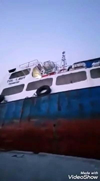 Indonésie: un chalutier amarré sur le quai a chaviré puis coulé.