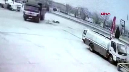 Bursa kamyonun ezdiği elektrikli bisiklet sürücüsü öldü, yoldan geçen eşi şoke oldu