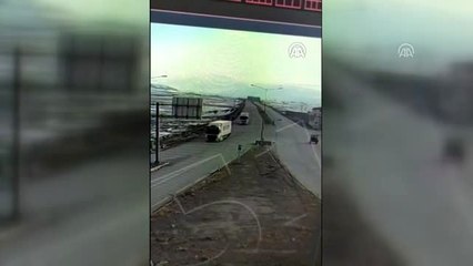 Türkiye'ye giriş yapan PKK'lı terörist ve yardım eden HDP ilçe başkanı yakalandı