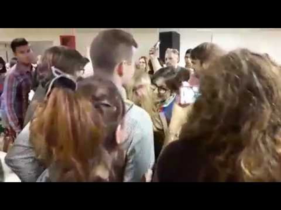La ministra Acuña increpada
