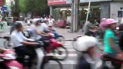 Pas si simple de traverser la route au Viet-nam