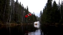 Un cascadeur fait un saut en motocross et finit en parachute... Fou