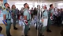 La Legión canta 'El novio de la muerte' a unos niños con cáncer