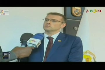 ORTM/Signature de convention entre le Directeur de l’École de Maintien de la Paix Alioune Blondin BEYE de Bamako (EMAPBB) et l’Ambassadeur du Canada au Mali