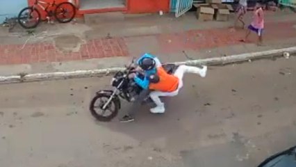 Homem pula e agarra assaltante no Rio Branco