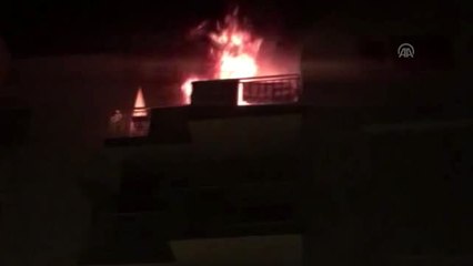 Apartmanın dördüncü katında çıkan yangın 2 evde hasara neden oldu