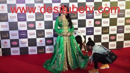 Saaki Saaki girl's awakward red carpet moment when you wear an elaborate dress that is difficult to carry and pose
