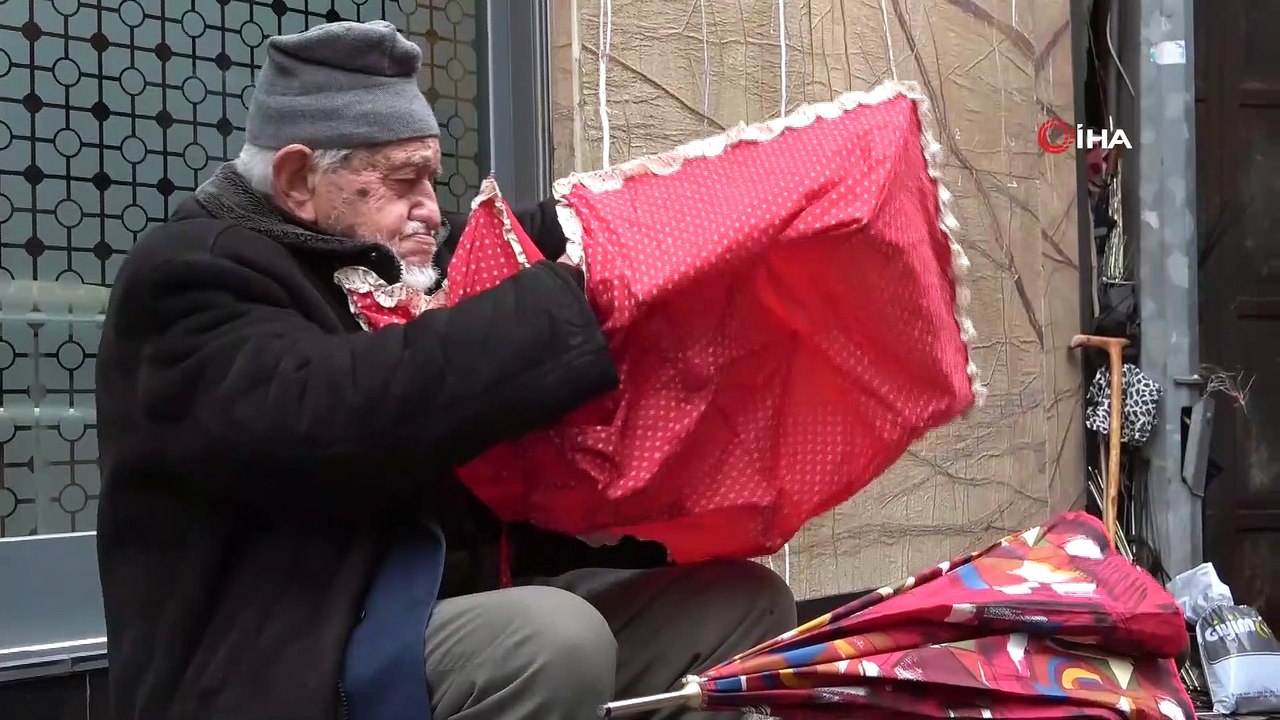 90 yaşındaki şemsiye ustası yıllara meydan okuyor