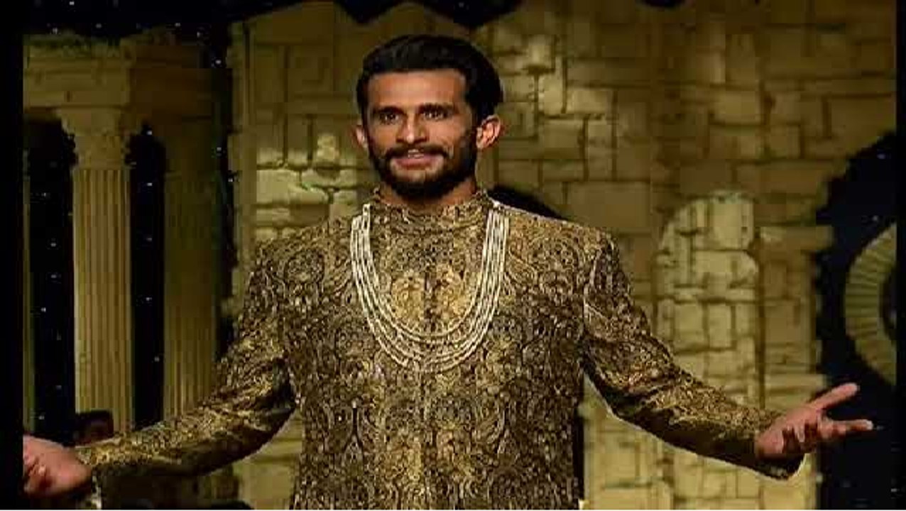 Pakistani fans roast Hassan Ali for walking down ramp with 'Rib Fractures'