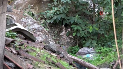 Tarihi hamam binaların arasında kaderine terk edildi