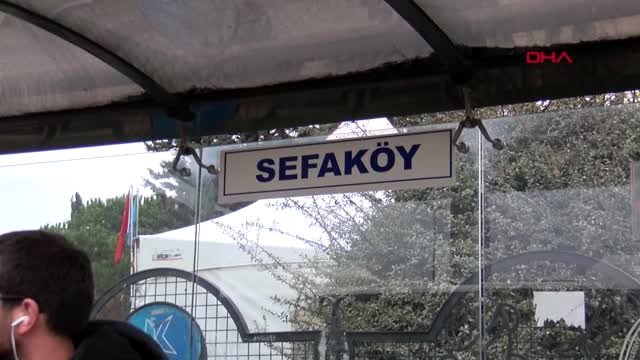 D-100'de otobüs çilesi; durakta durmayan otobüse binmek için canlarını tehlikeye atıyorlar