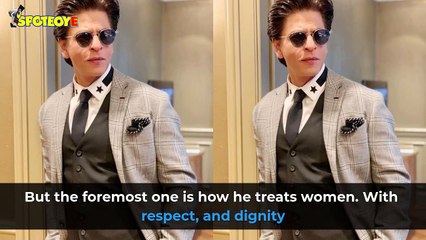 Shahrukh Khan Walks Holding Wifey Gauri Khan's Long Train At The Power List 2019