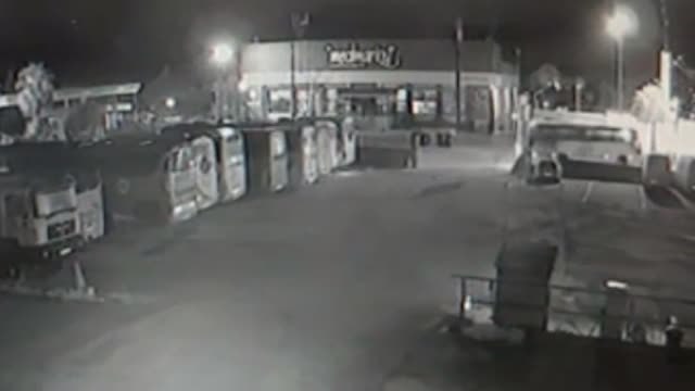 Roba un autobús y arrolla varios coches y motos