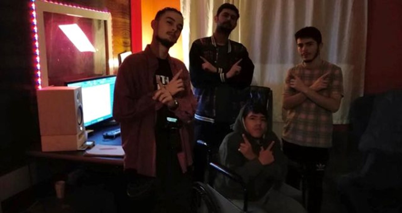 Engelli gencin "Engelleri Aş" adlı rap şarkısına çektiği klip, sosyal medyada beğeni topladı