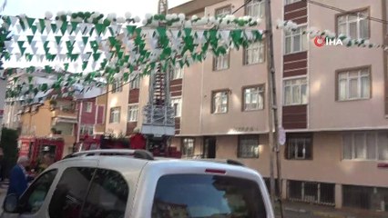 Pendik’te 4 katlı binanın çatısı alev alev yandı