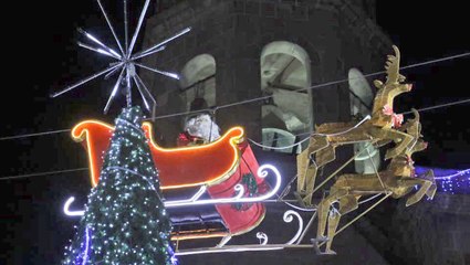 Papá Noel adelanta su visita a México y su trineo, que no había pasado la ITV,  se estrella contra un edificio