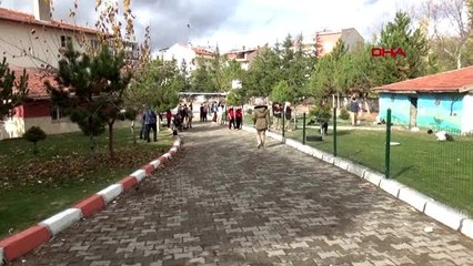 Afyonkarahisar hayvan sevgisi ve yardımlaşma için okul bahçesine kümes yaptılar
