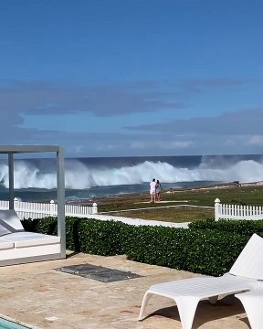 Un couple pris par surprise par une grosse vague sur la plage de la République Dominicaine
