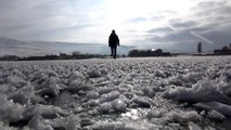 Buzla kaplanan Aktaş Gölü ziyaretçilerini ağırlıyor - KARS