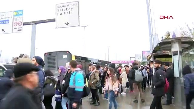 D-100’de otobüs çilesi; durakta durmayan otobüse binmek için canlarını tehlikeye atıyorlar