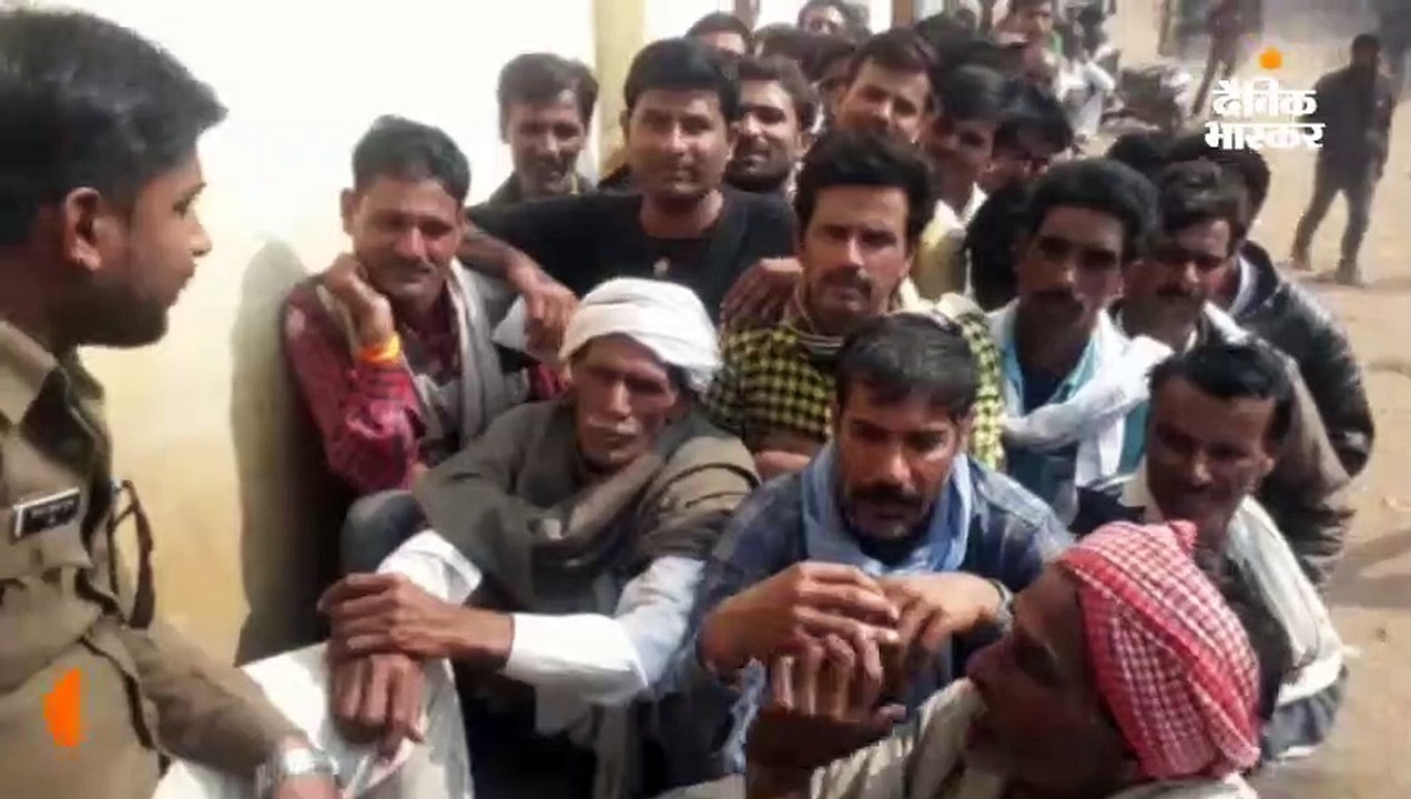 विदिशा में पुलिस के साए में बांटी जा रही यूरिया...