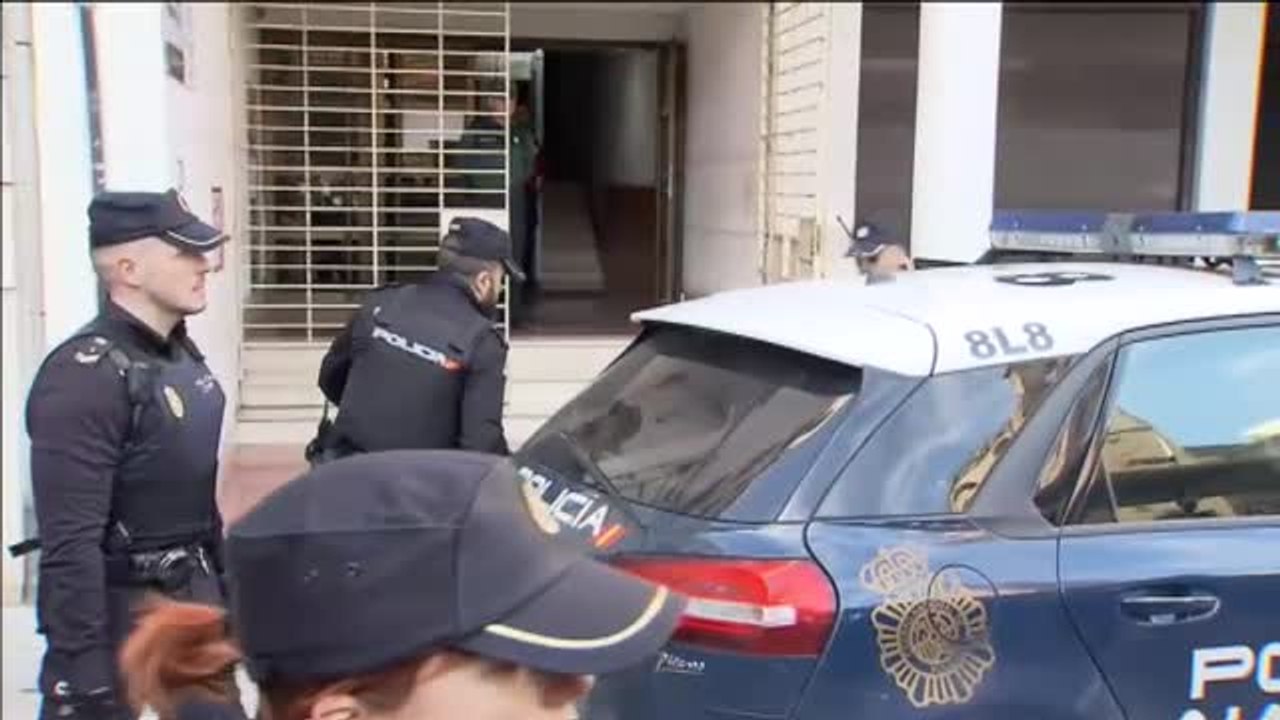 Gritos de "¡Asesino!" reciben al sospechoso de la muerte de Marta Calvo en los juzgados de Alzira