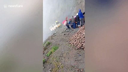 Bus full of passengers negotiates 8,000ft high mountain road in the Philippines