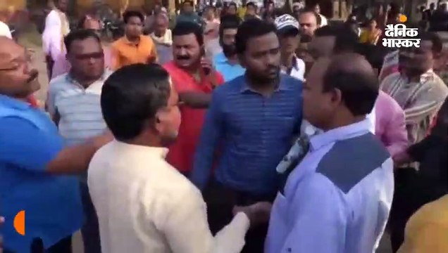 घोषित प्रत्याशी का टिकट काटकर दिया दूसरे नेता को, कांग्रेसी नेता आपस में भिड़े