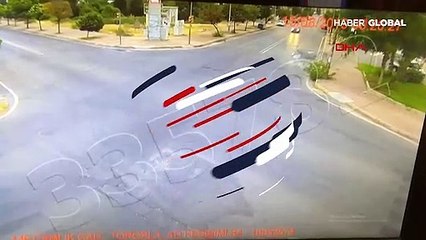 Antalya'dan akılalmaz olay! İkiye bölünen araçtan çıktı, yürüyüp gitti