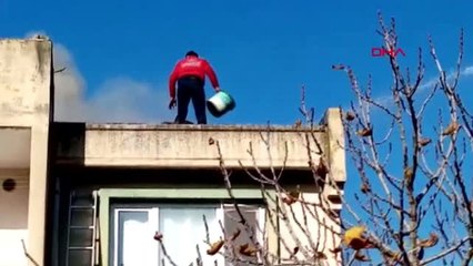 Kocaeli çatıdaki yangın söndürülürken sigara içti