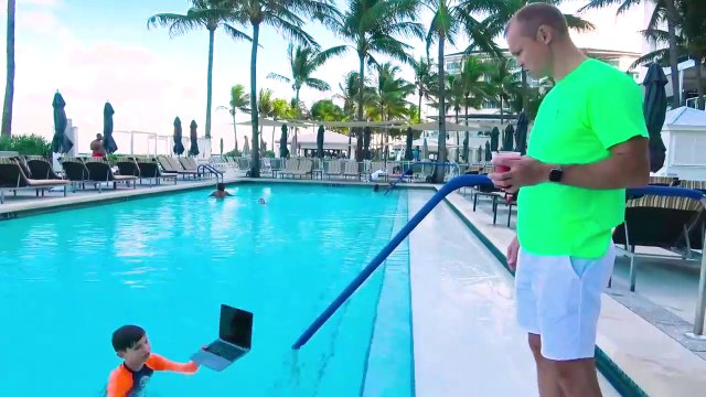 Макс искупал папин MacBook Pro в воде روما وديانا يحاربان الذباب - قصص اطفال قبل النوم - Мистер Макс и Мисс Кейти Новые Серии 2020 года. Новое Видео Mister Max and Miss KAty Мисс Катя