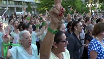"Evas y Perones" desfilan en Buenos Aires previo a asunción de Fernández